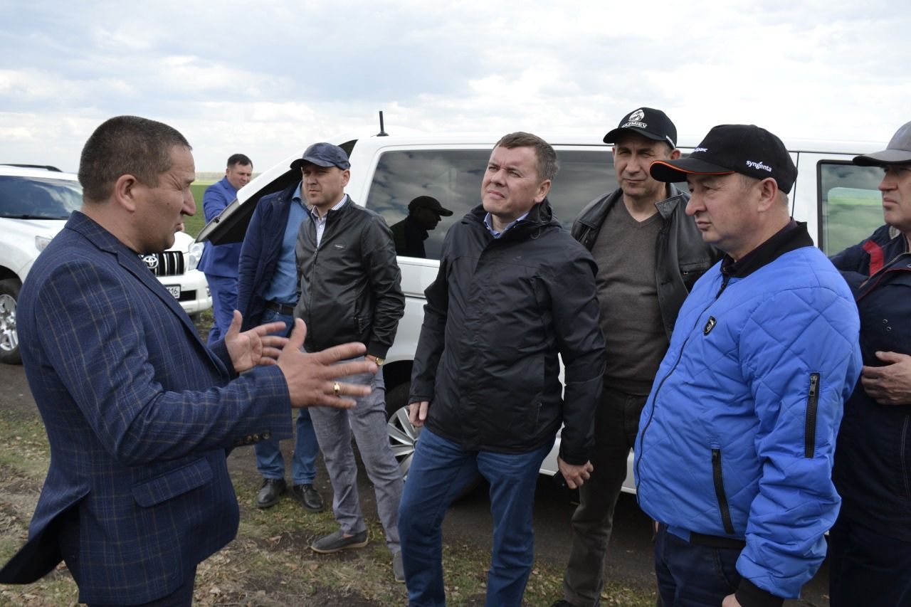 Министр своими глазами убедился, что сев проводится с использованием высоких технологий