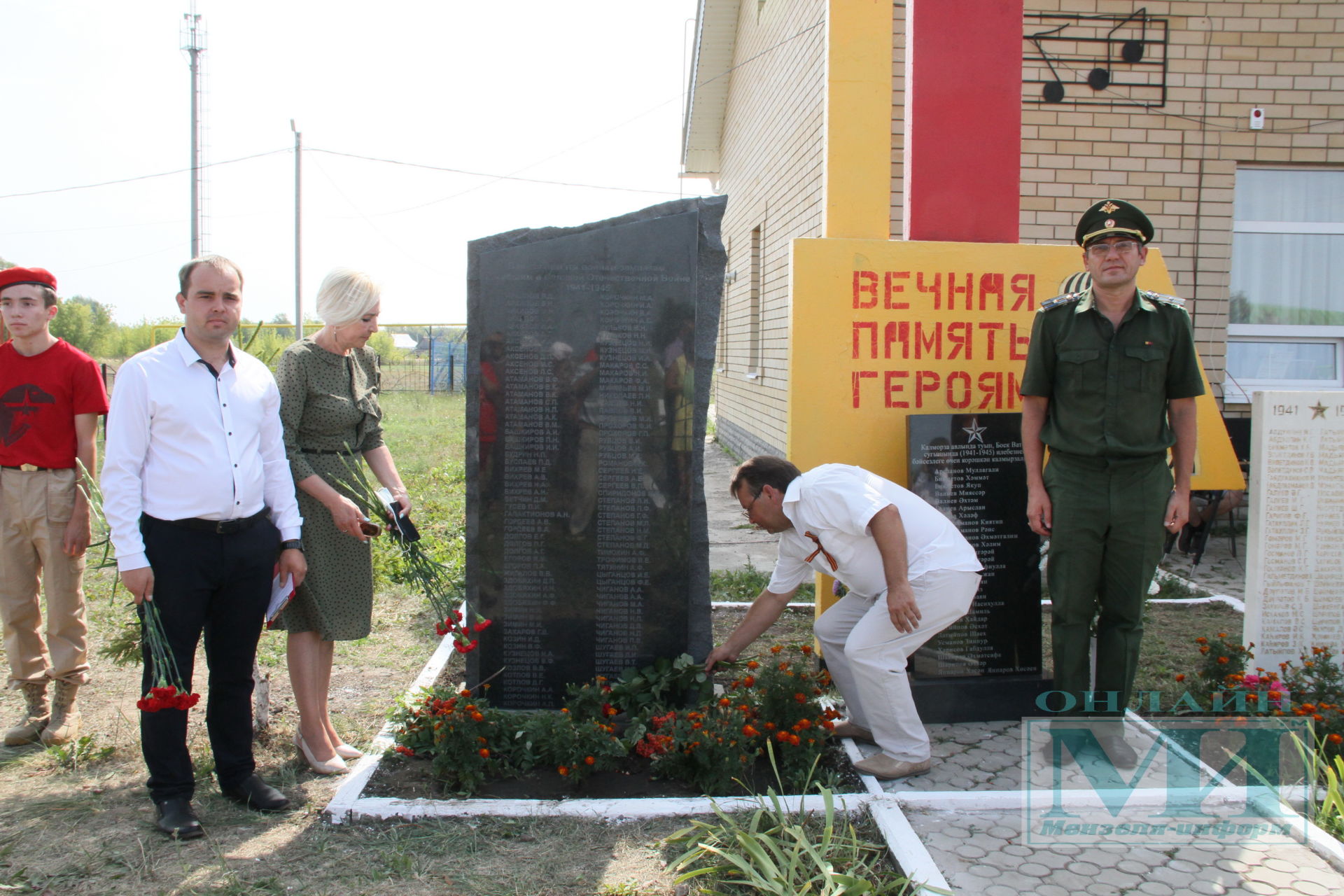 В селе Старая Александровка открыли стелу