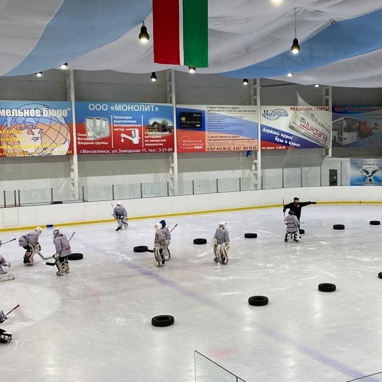 В Мензелинске тренируются и играют юные хоккеисты спортивных школ России