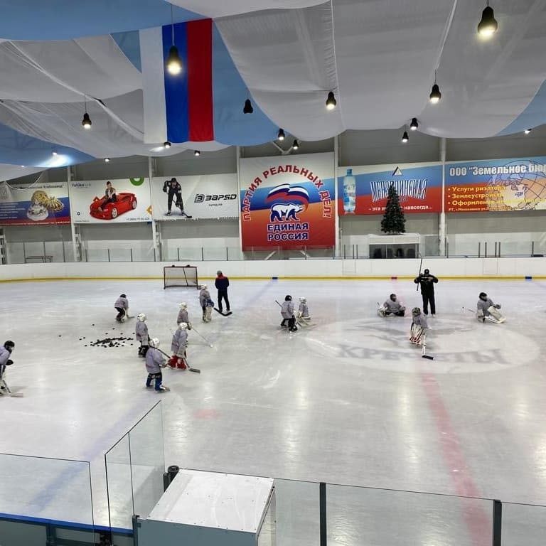 В Мензелинске тренируются и играют юные хоккеисты спортивных школ России
