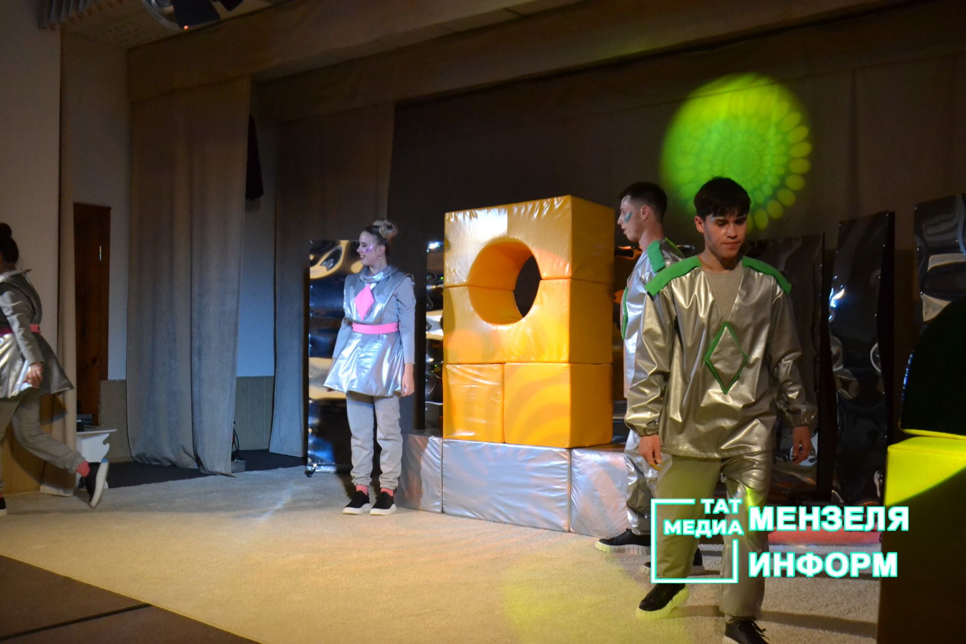 Мензелинский театр показал спектакль “Зазеркалье” на I Всероссийском фестивале бэби-театров