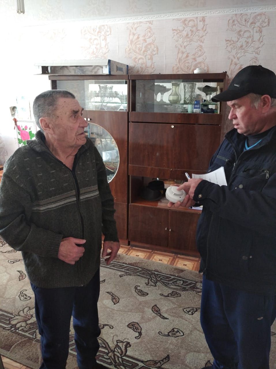 В Мензелинском районе началась установка пожарных извещателей  в квартирах и домах многодетных семей и одиноко проживающих граждан