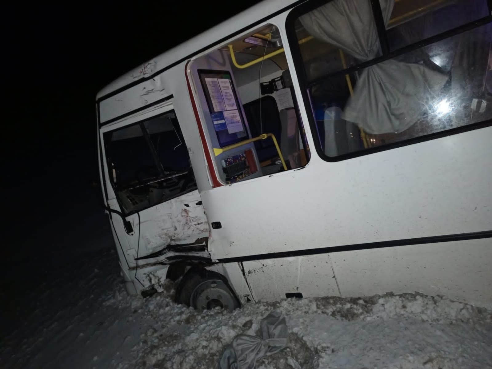 В Мензелинском районе на трассе М-7 столкнулись автобус и МЕRСЕDЕS