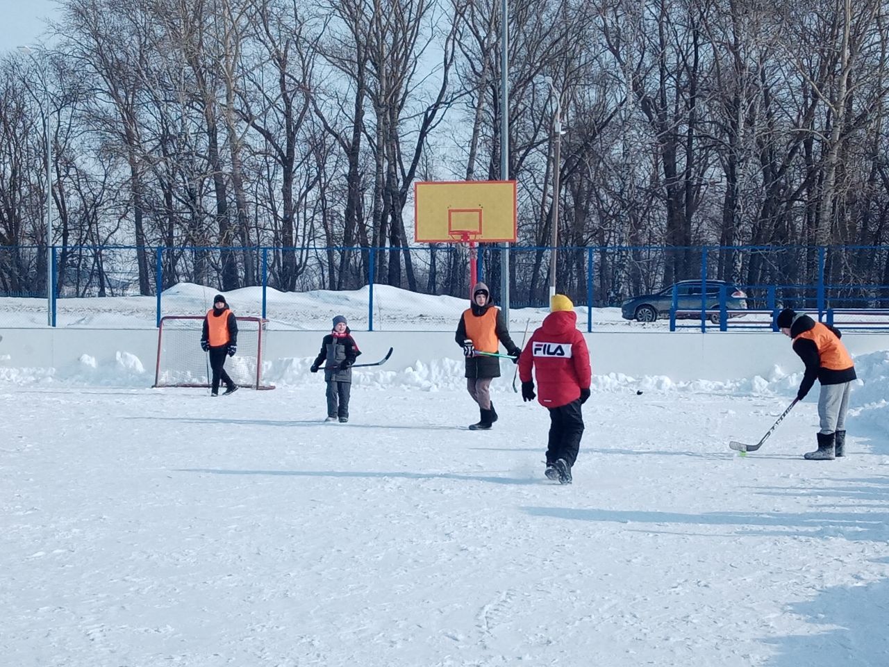 На стадионе Нефтяников в Мензелинске проходит хоккей на валенках