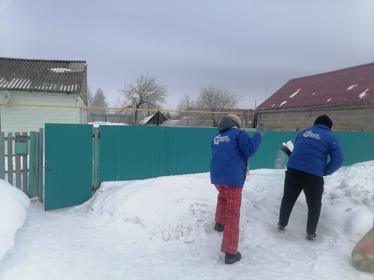 Волонтеры снежного десанта  «Полярное сияние» помогли мензелинским одиноко проживающим пенсионерам