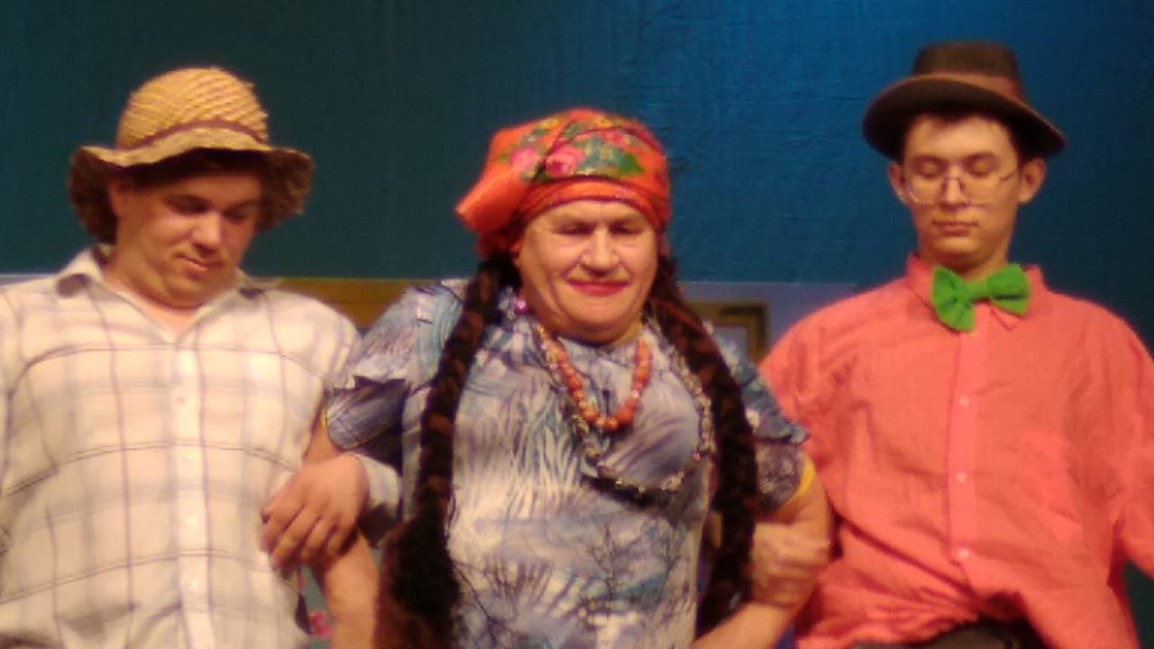 Артисты народного театра «Нур» доставили радость мензелинцам
