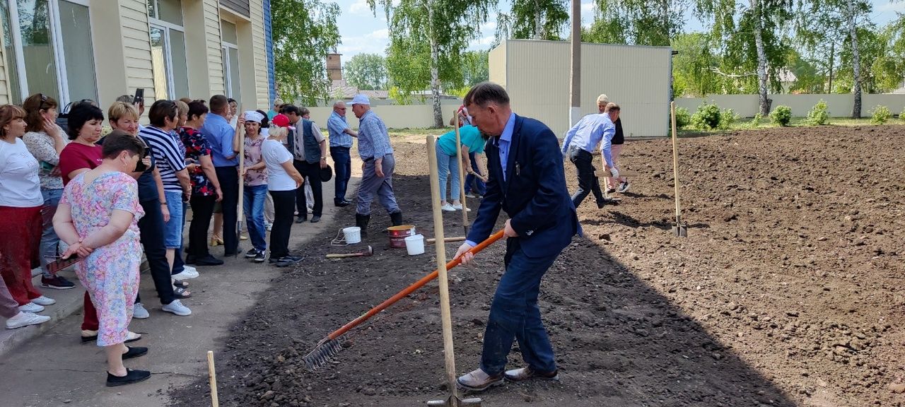 Авыл хуҗалыгы фәннәре кандидаты Харис Камалиев минзәләлеләрне яшелчә утыртырга өйрәтте