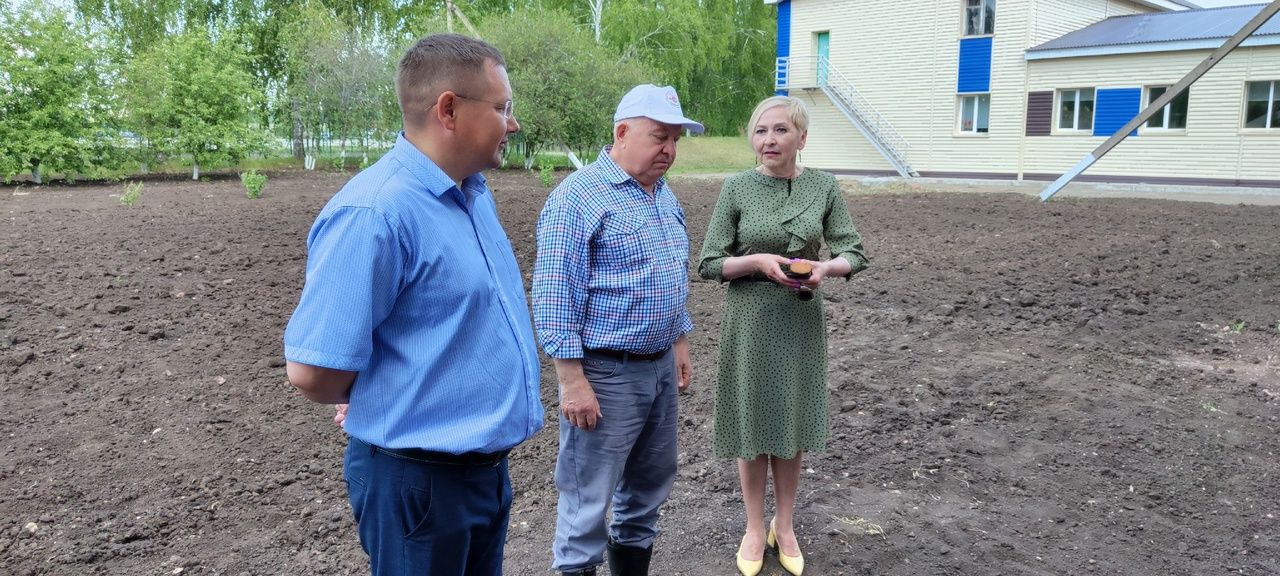 Авыл хуҗалыгы фәннәре кандидаты Харис Камалиев минзәләлеләрне яшелчә утыртырга өйрәтте