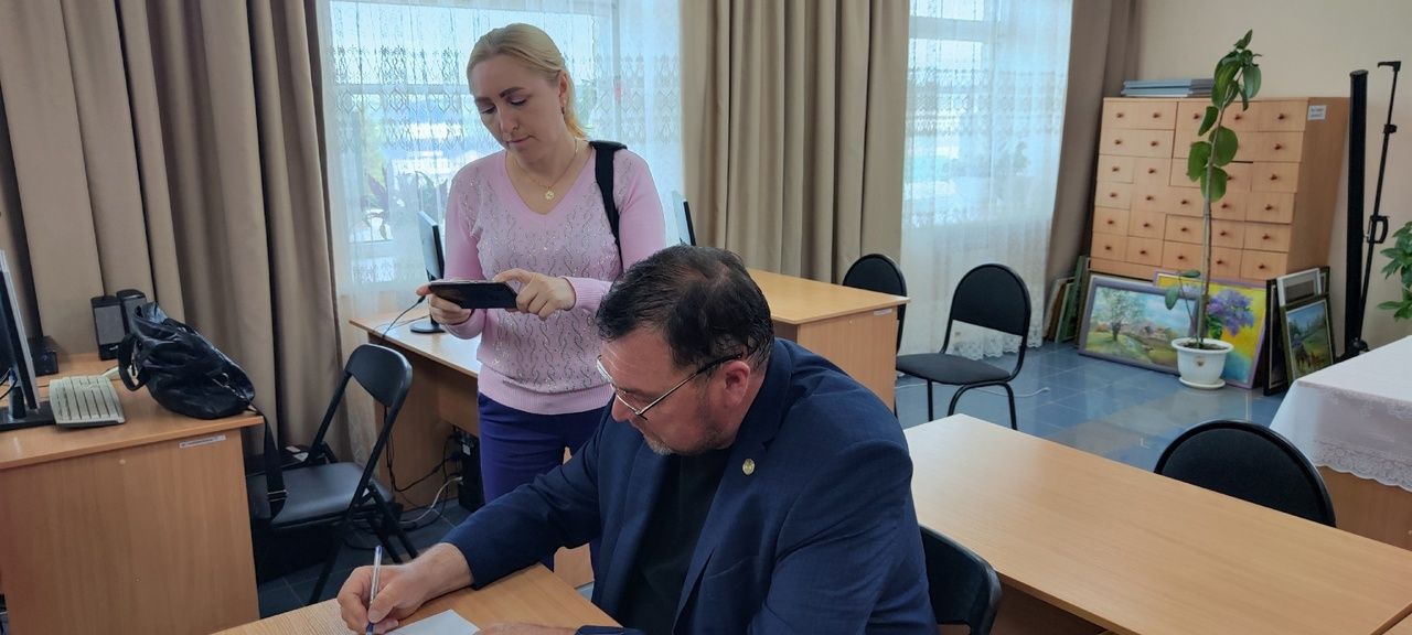 Равиль Сабыр подарил Мензелинской центральной библиотеке свою книгу