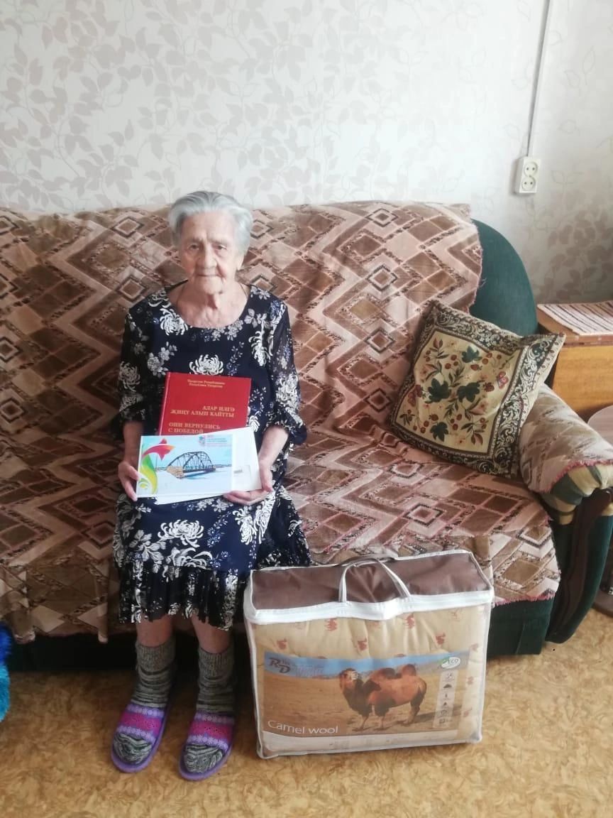 Бывшую медработницу Надежду Пакшину поздравили с юбилеем в преддверии профессионального праздника