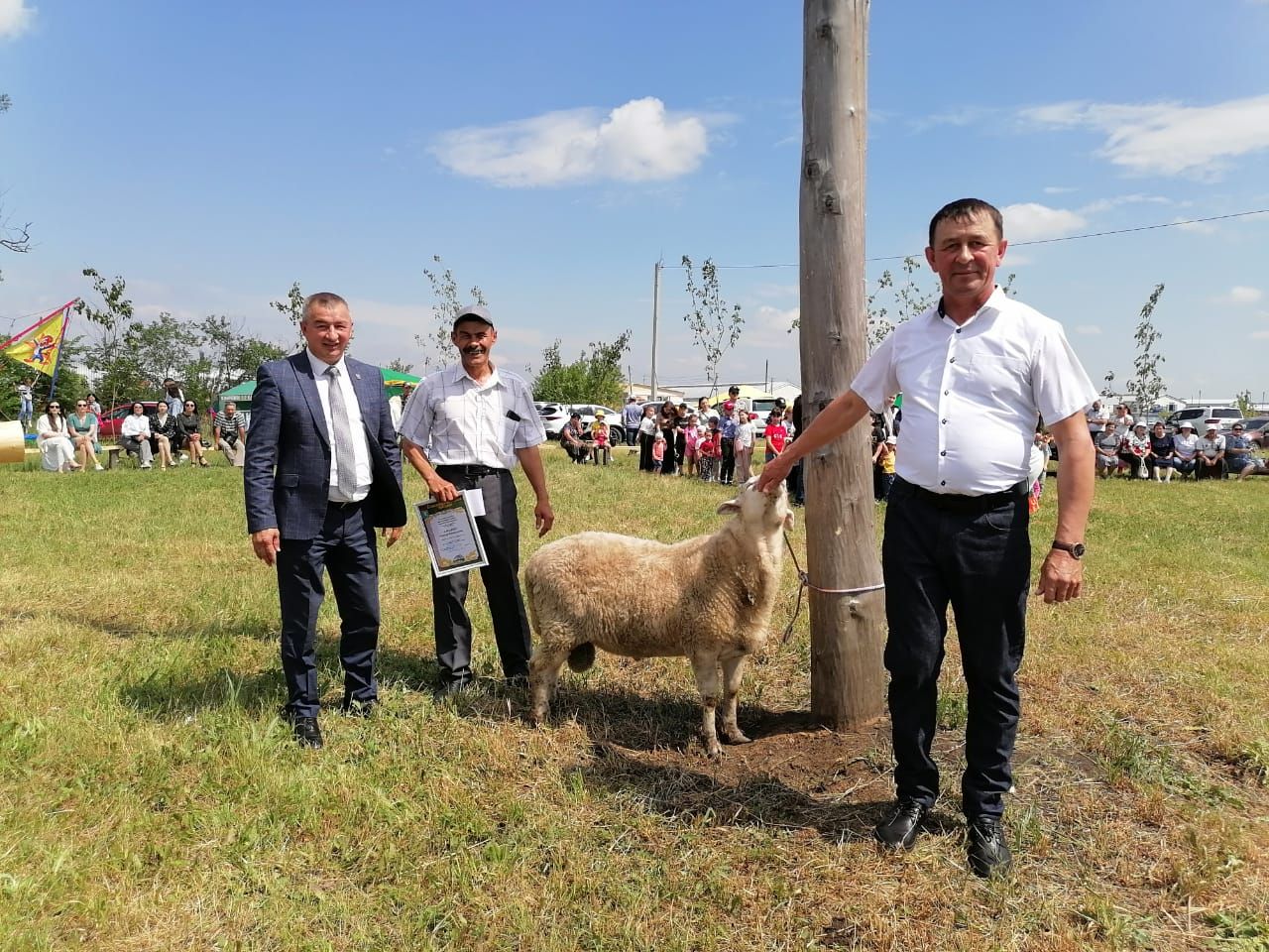 На сходе в селе Калмурзино наградили батыров полей хозяйства