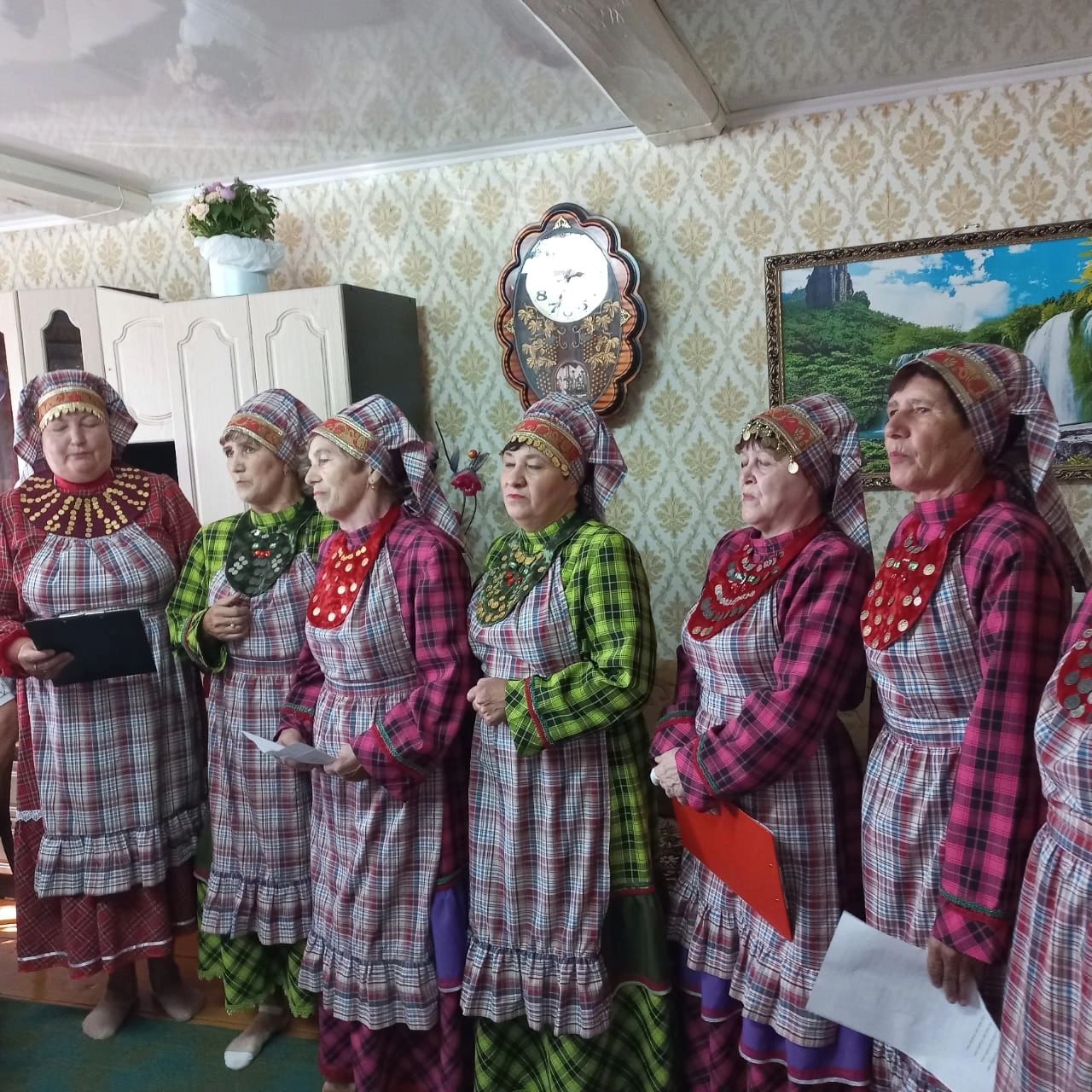 В Мензелинском районе юбиляршу поздравил фольклорный ансамбль