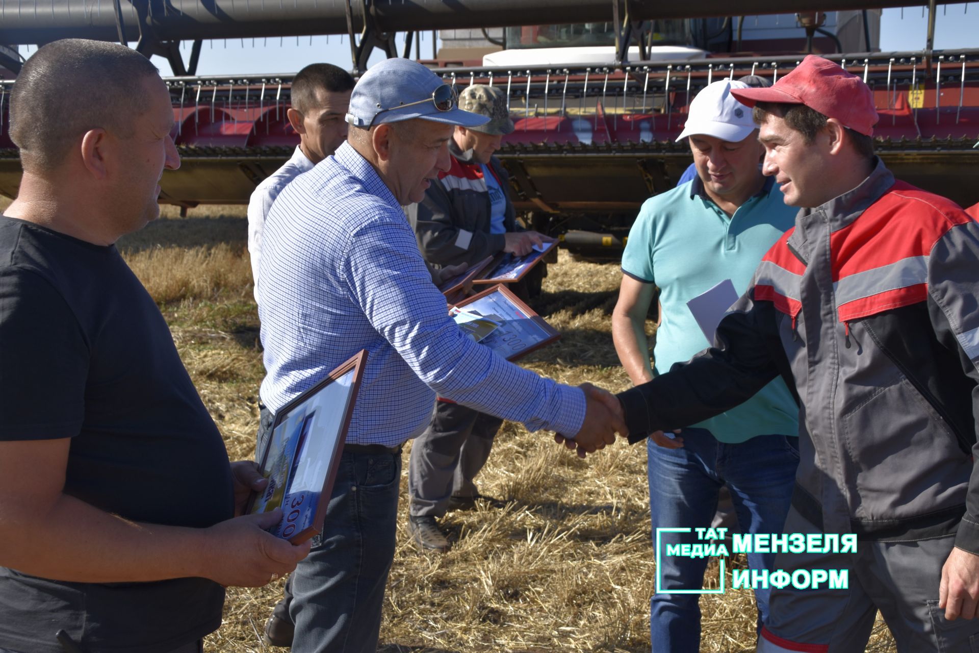 Мензелинские комбайнеры обмолачивают зерно на полях Азнакаева и Муслюмова