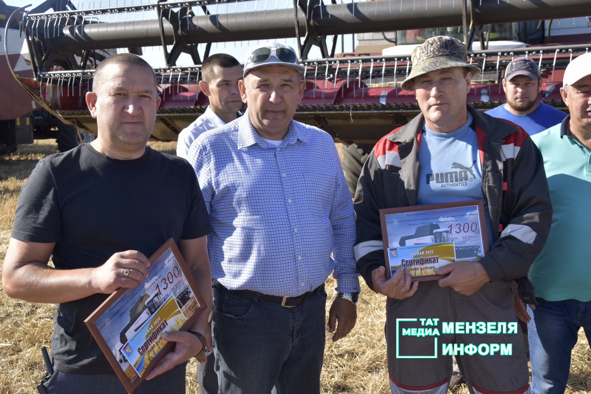 Мензелинские комбайнеры обмолачивают зерно на полях Азнакаева и Муслюмова