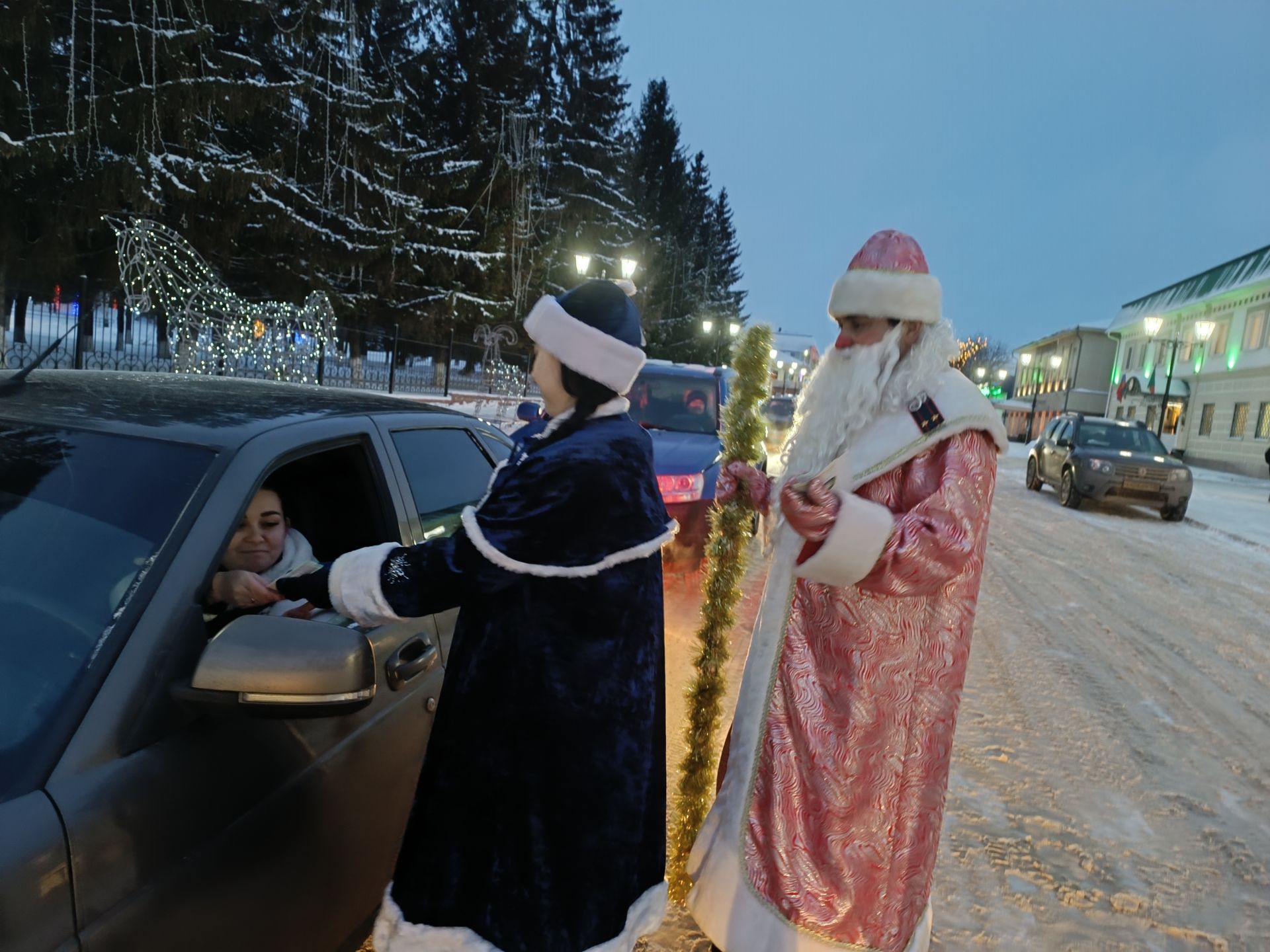 В новогодние дни сотрудники Госавтоинспекции по Мензелинскому району, совместно с сотрудниками полиции, ПДН и ГБУ БДД в костюмах Деда Мороза и Снегурочки провели акцию «С новым годом, водитель!»