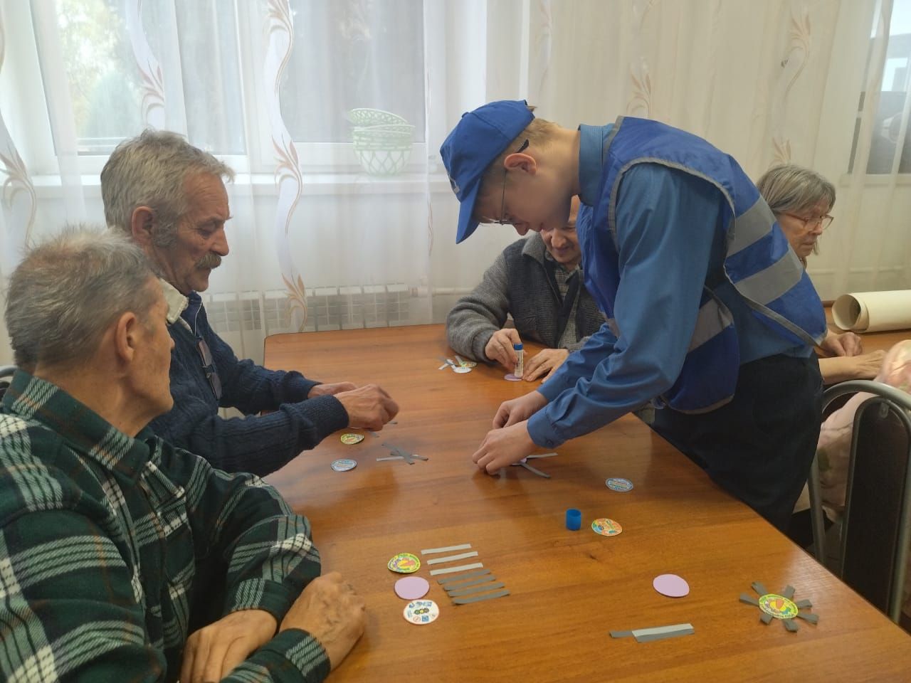 В Мензелинске дети рассказали пожилым основные правила безопасного поведения на дороге