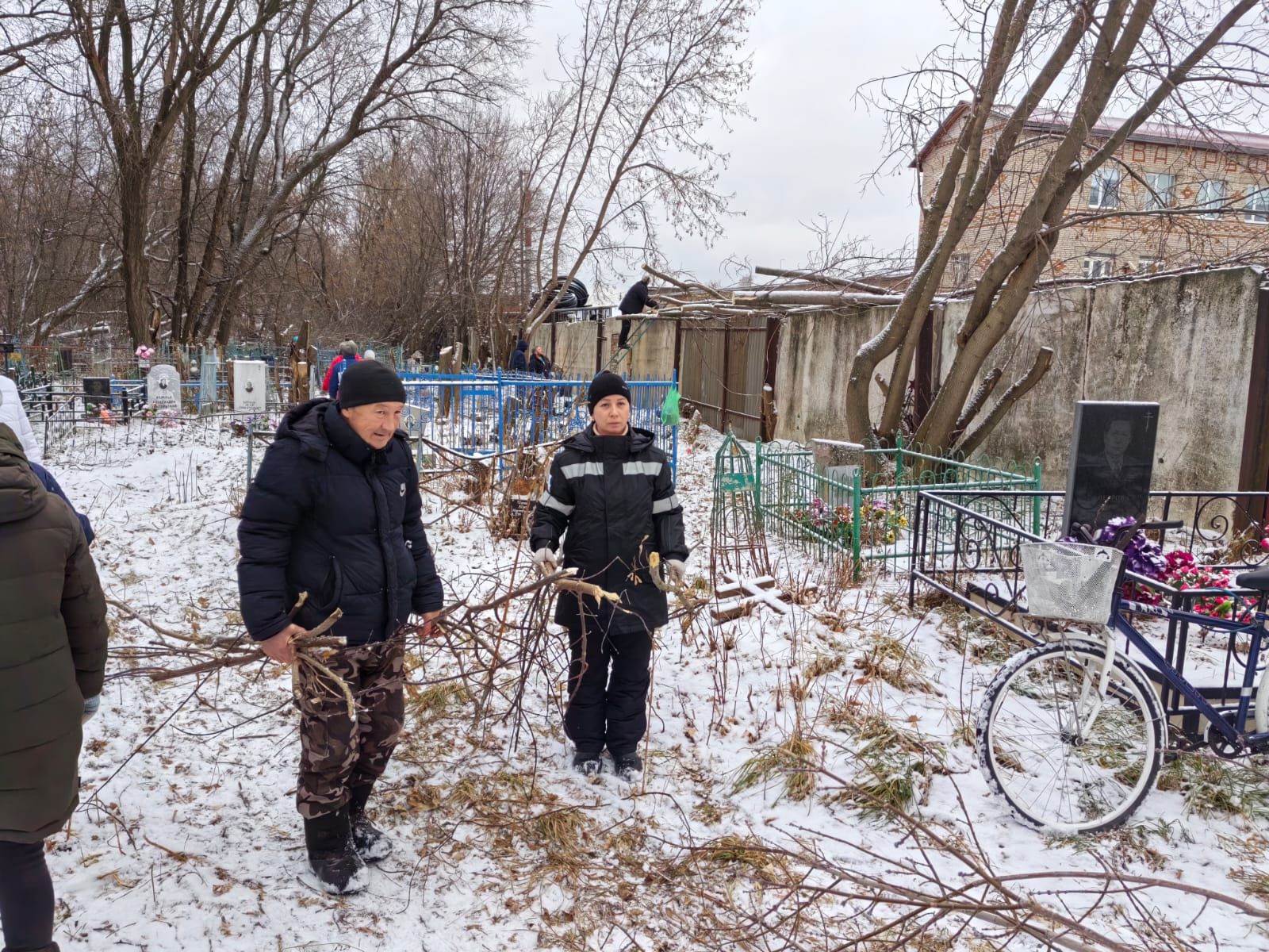 На православном кладбище проходит очередной субботник