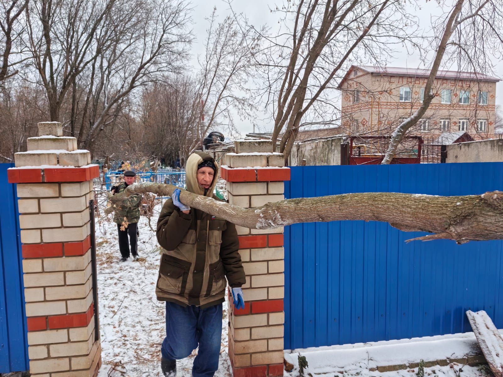 На православном кладбище проходит очередной субботник