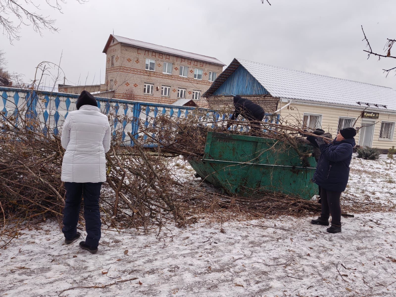 На православном кладбище проходит очередной субботник