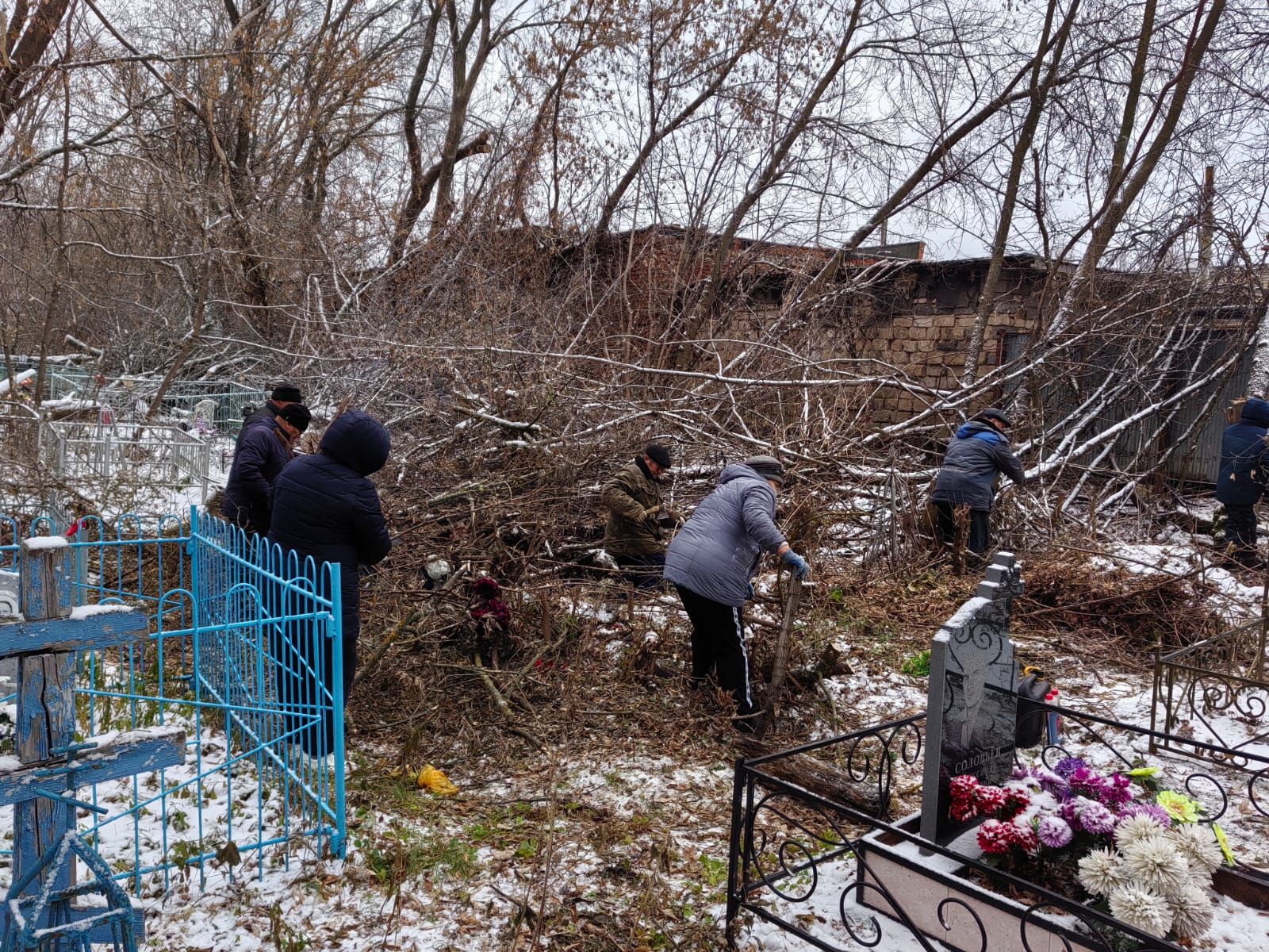 На православном кладбище проходит очередной субботник