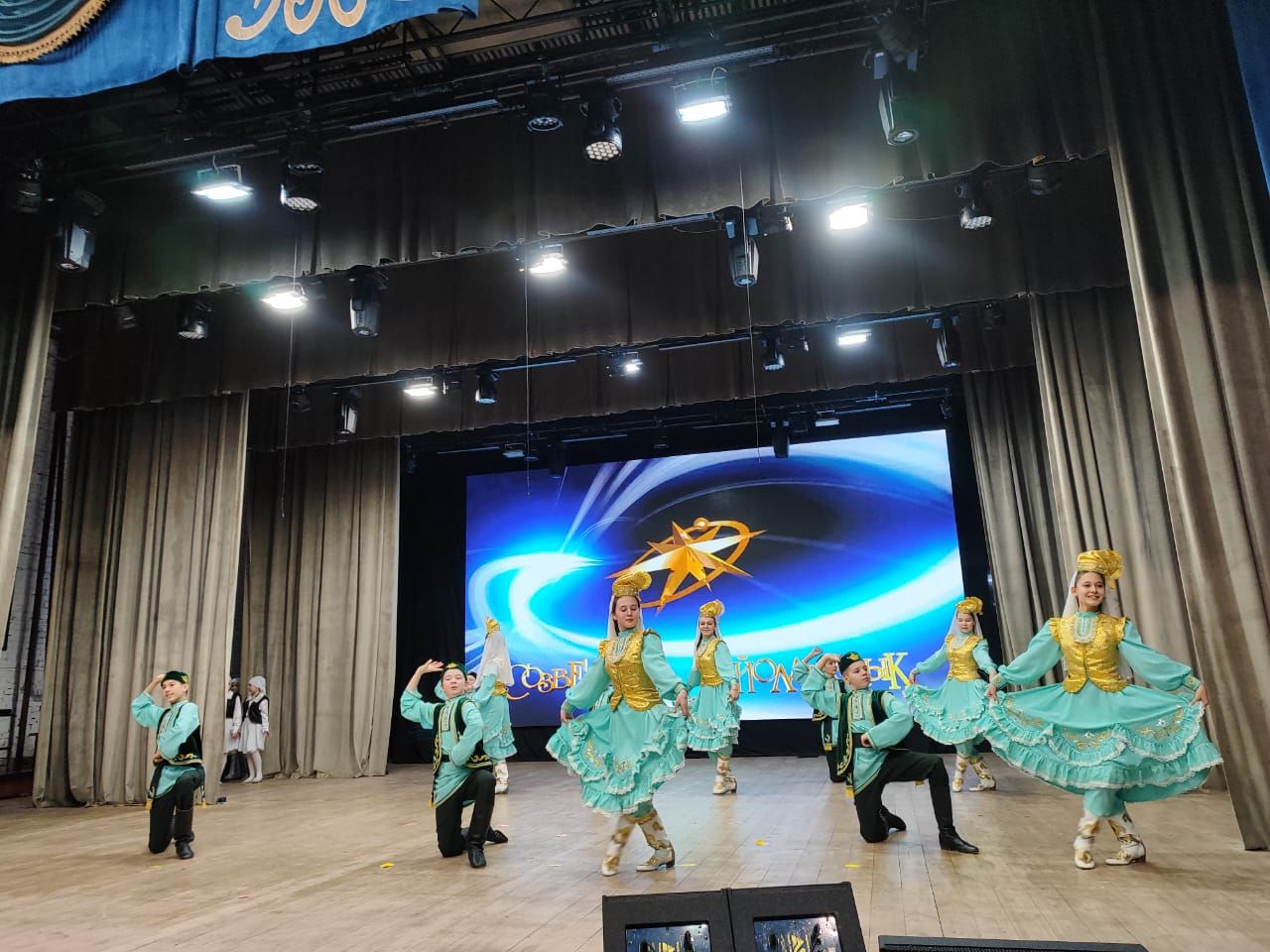 В районном Дворце культуры проходит отборочный тур районного этапа республиканского фестиваля «Созвездие-Йолдызлык-2024