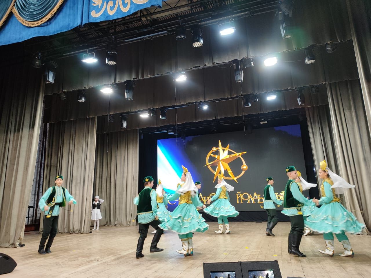 В районном Дворце культуры проходит отборочный тур районного этапа республиканского фестиваля «Созвездие-Йолдызлык-2024