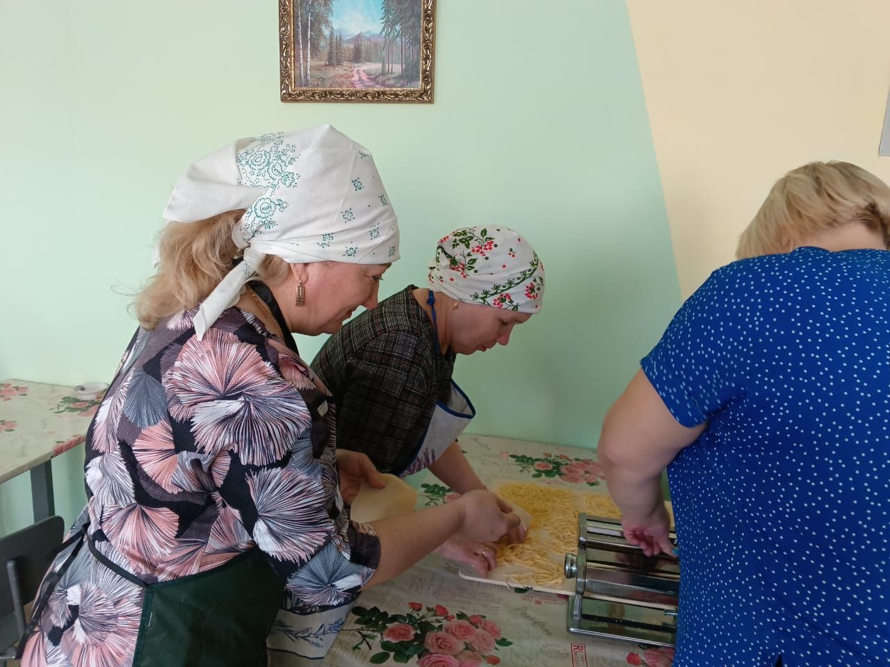 Педагоги и сотрудники мензелинской кадетской школы-интерната приготовили домашнюю лапшу для бойцов СВО