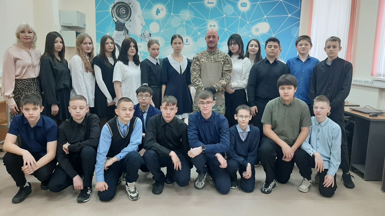 Участник СВО провел Урок мужества в средней школе № 2