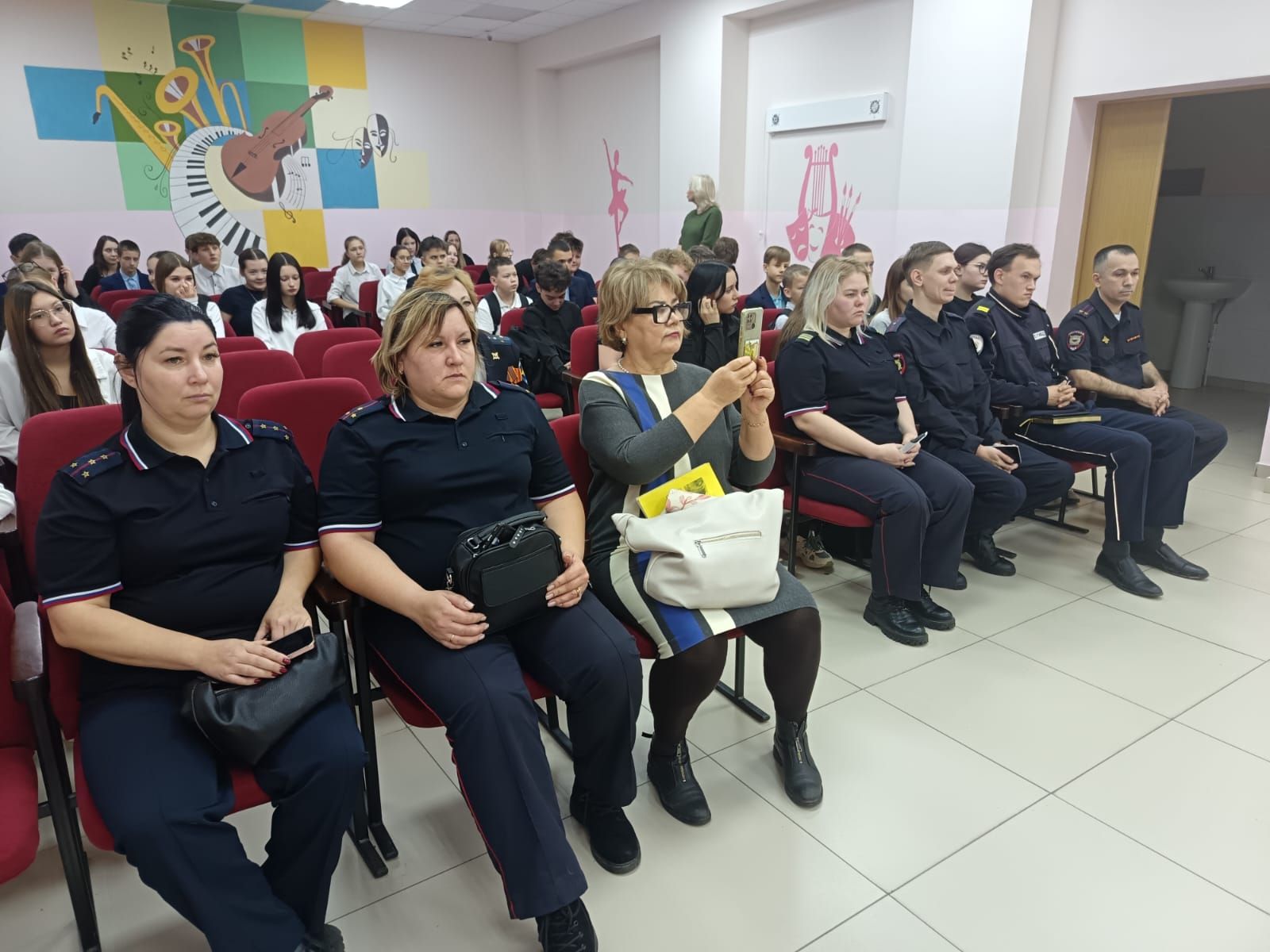 Профессия — Родину защищать: в средней школе № 2 прошла встреча с сотрудниками МВД