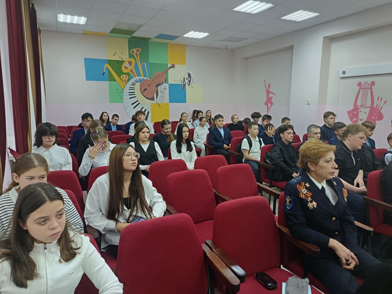 Профессия — Родину защищать: в средней школе № 2 прошла встреча с сотрудниками МВД