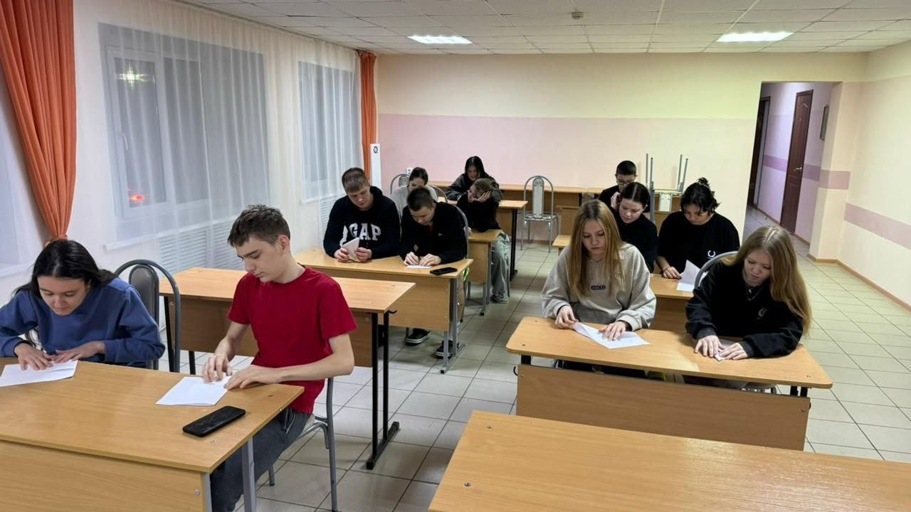 Новогоднее тепло для защитников: студенты педагогического колледжа написали письма солдатам