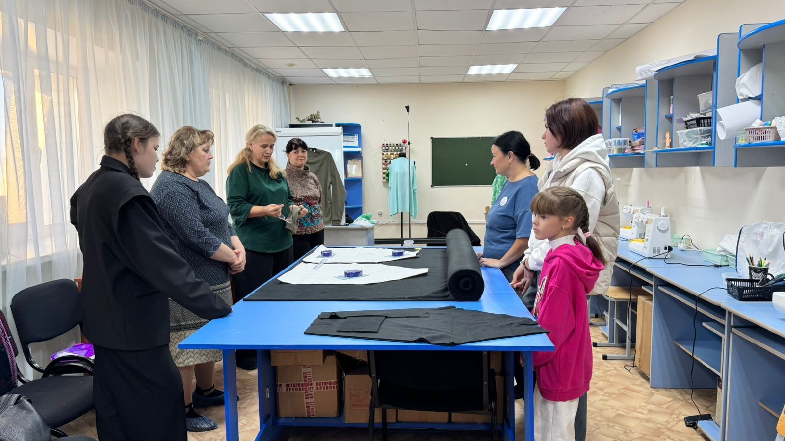 Тепло в каждом стежке: Мамы с детьми шьют лонгсливы для СВО