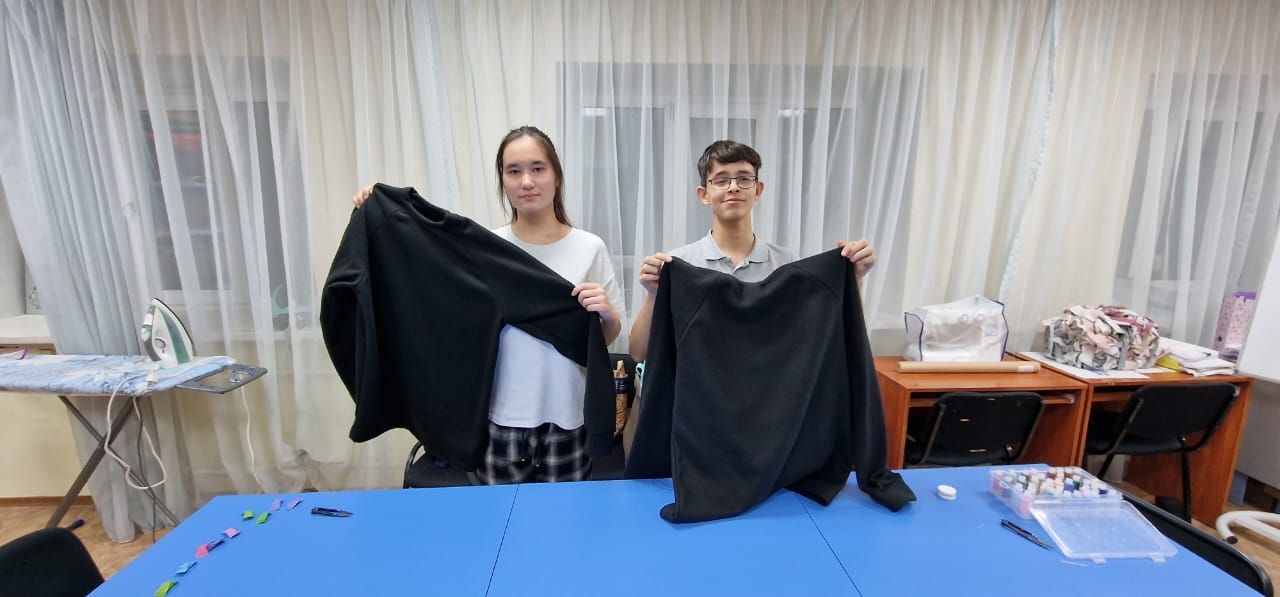 Тепло в каждом стежке: Мамы с детьми шьют лонгсливы для СВО