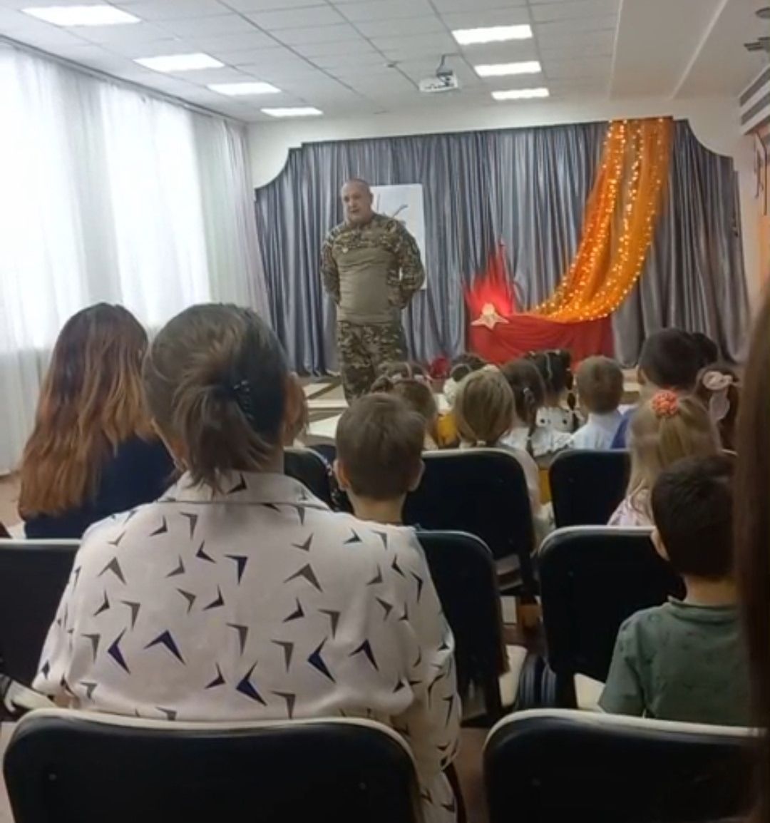 Боец с позывным «Гафур» рассказал дошколятам о службе и волонтёрской поддержке.