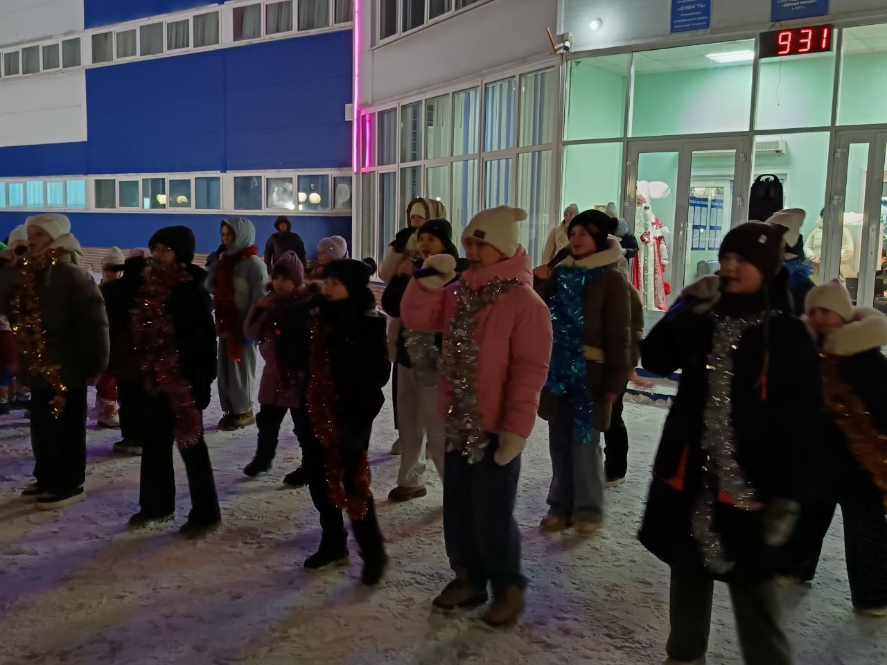 Смех, игры, сладкие призы: В Мензелинске зажгли огни Новогодней елки