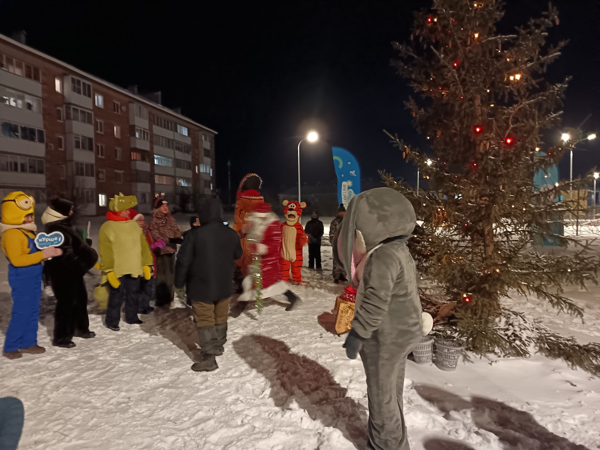 Новогодняя елка засверкала в поселке Изыскателей Мензелинска