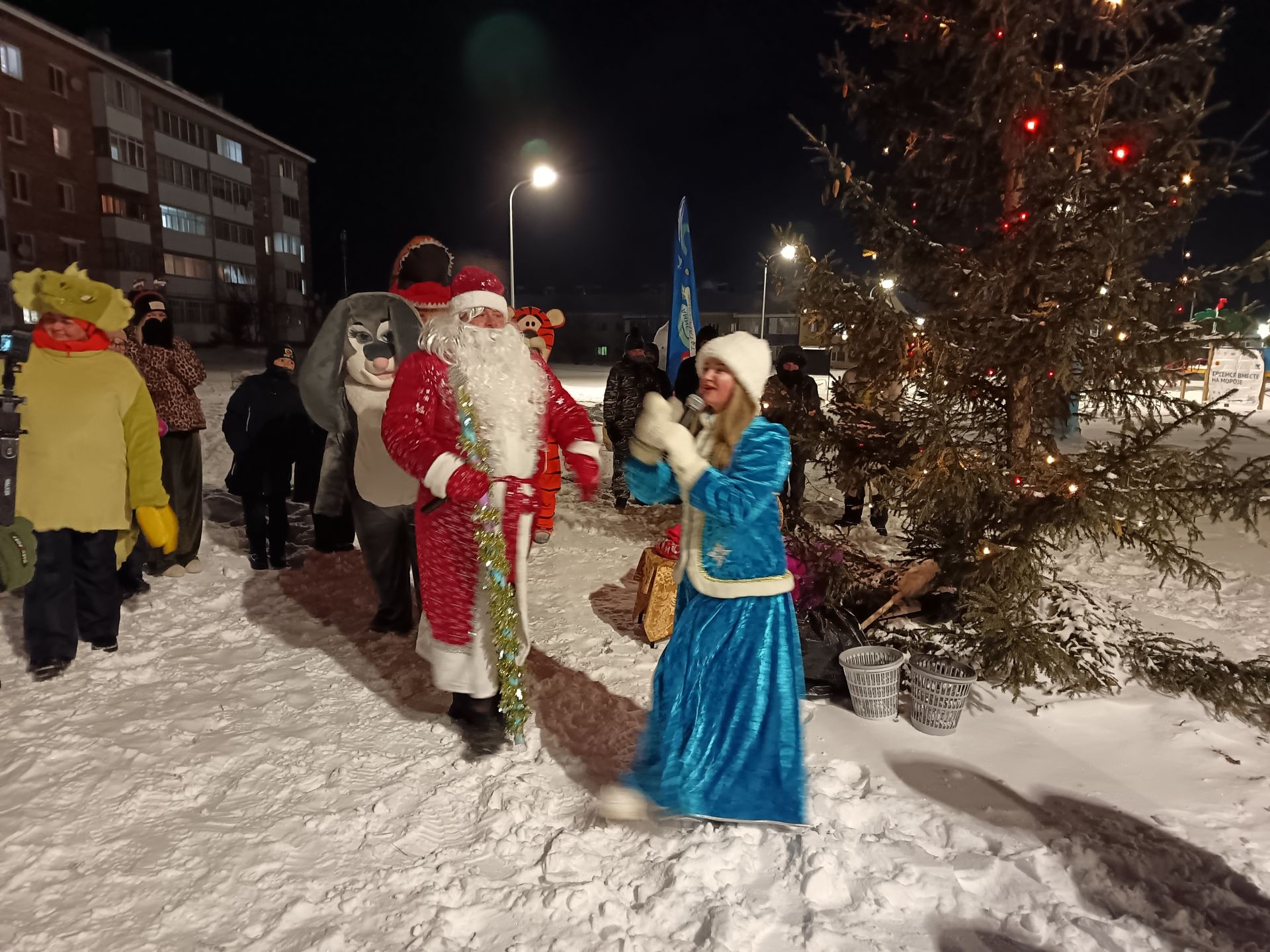 Новогодняя елка засверкала в поселке Изыскателей Мензелинска