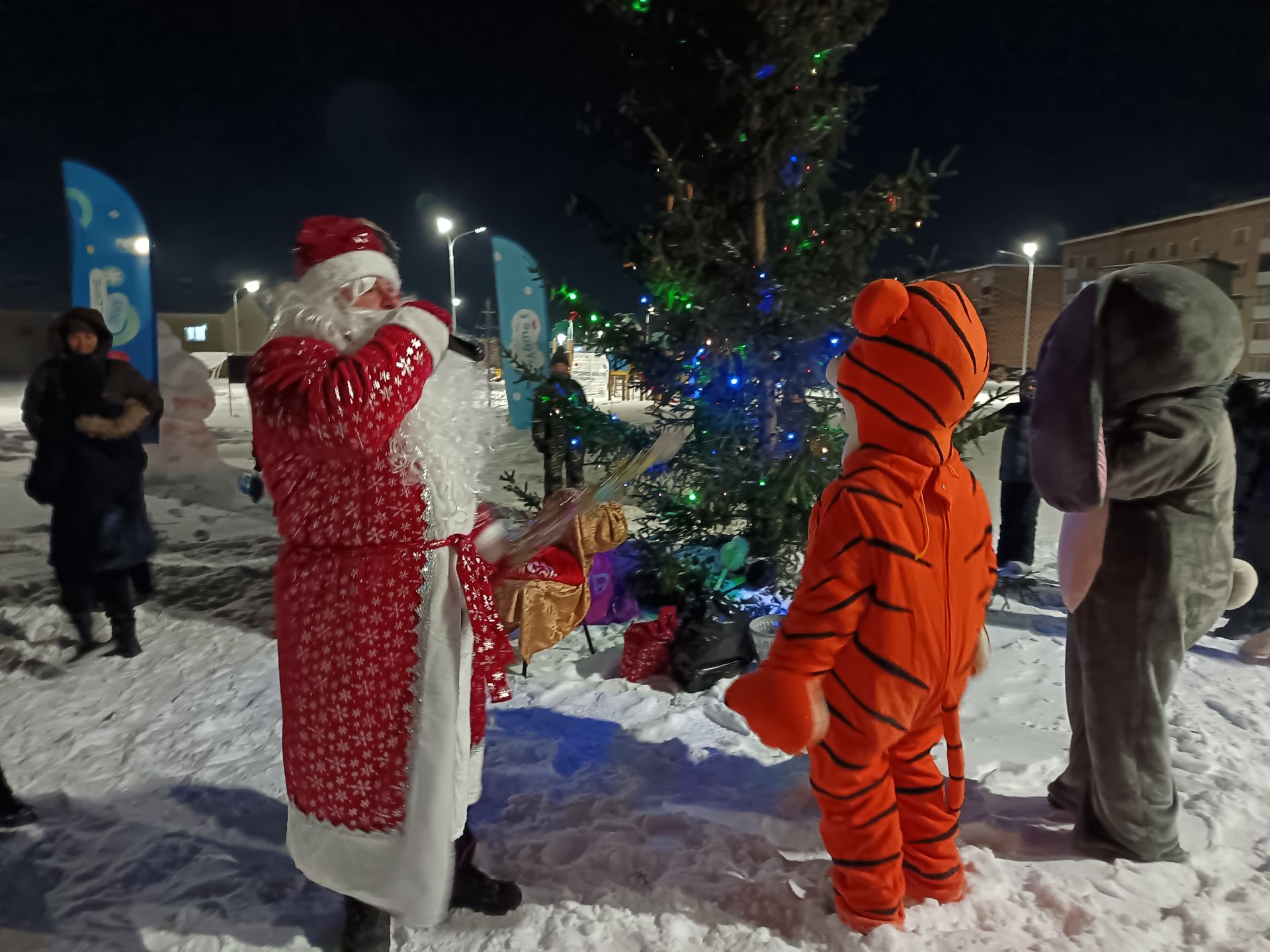 Новогодняя елка засверкала в поселке Изыскателей Мензелинска