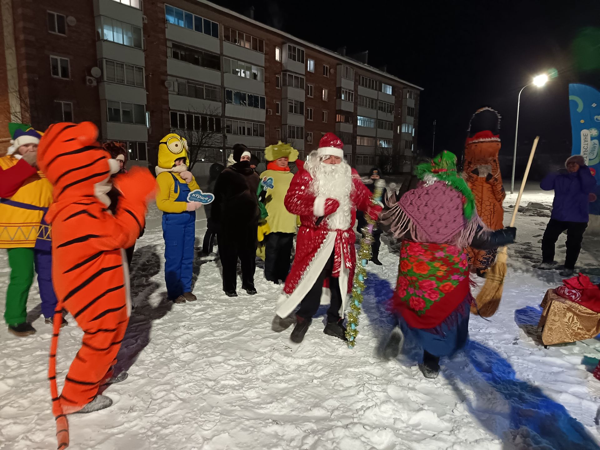 Новогодняя елка засверкала в поселке Изыскателей Мензелинска