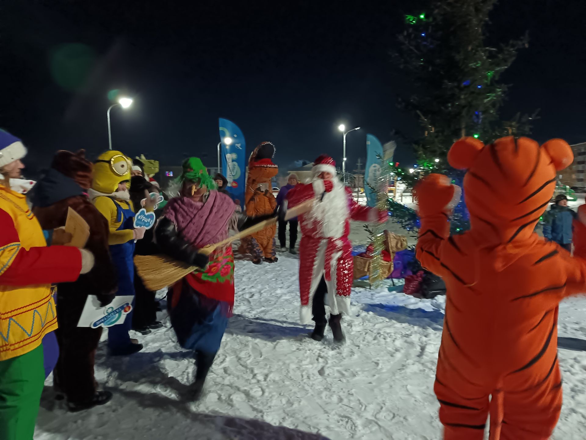 Новогодняя елка засверкала в поселке Изыскателей Мензелинска