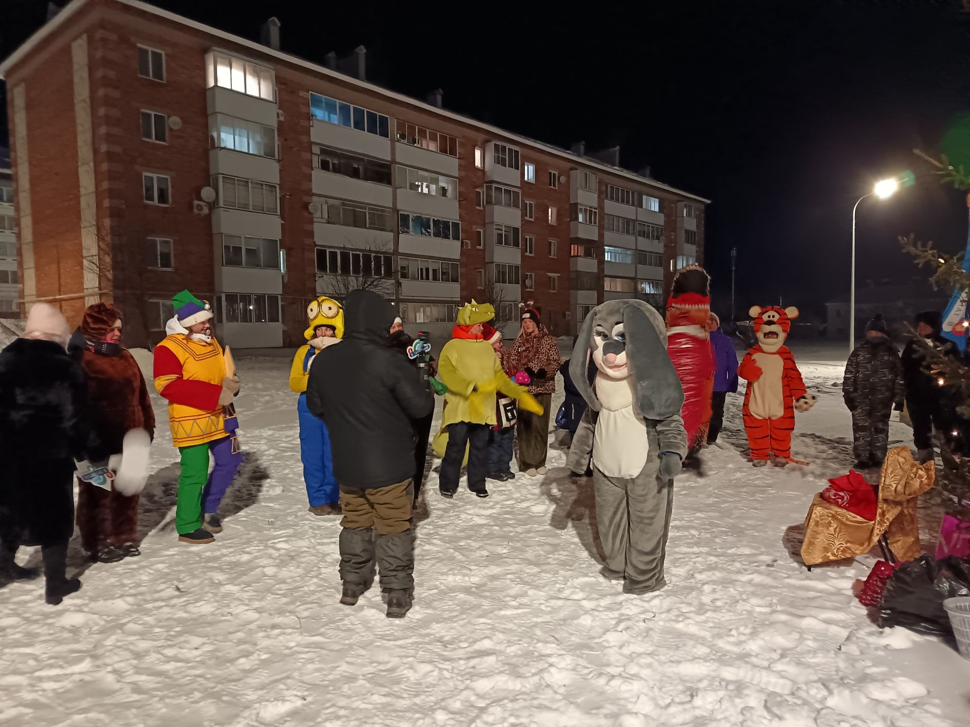 Новогодняя елка засверкала в поселке Изыскателей Мензелинска