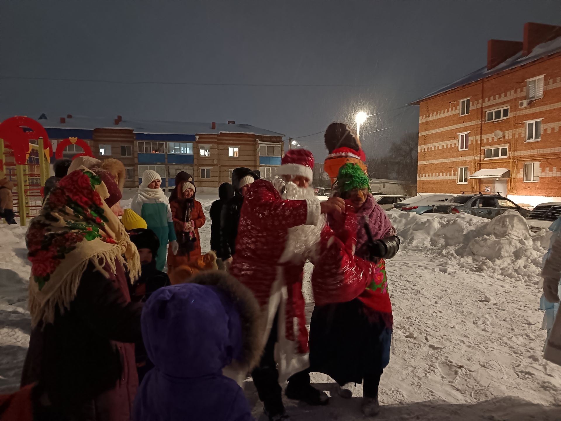 «Новогодний карнавал» на Гурьянова: Праздник, который объединил соседей