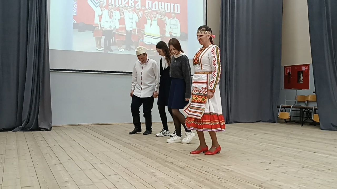 Учеников гимназии Мензелинска познакомили с марийской культурой