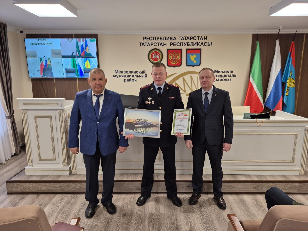 Глава Мензелинского района вручил Почетную грамоту полковнику полиции Евгению Клещевникову