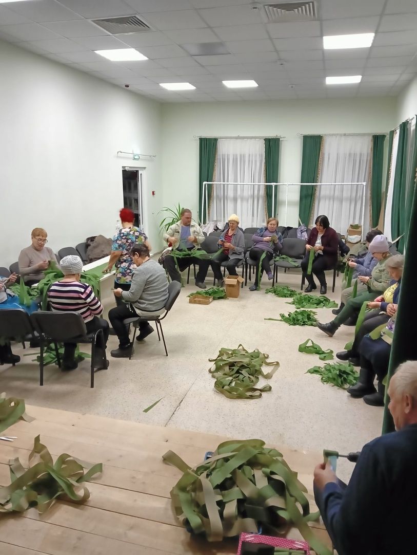 Жители Старого Мазина плетут маскировочные сети