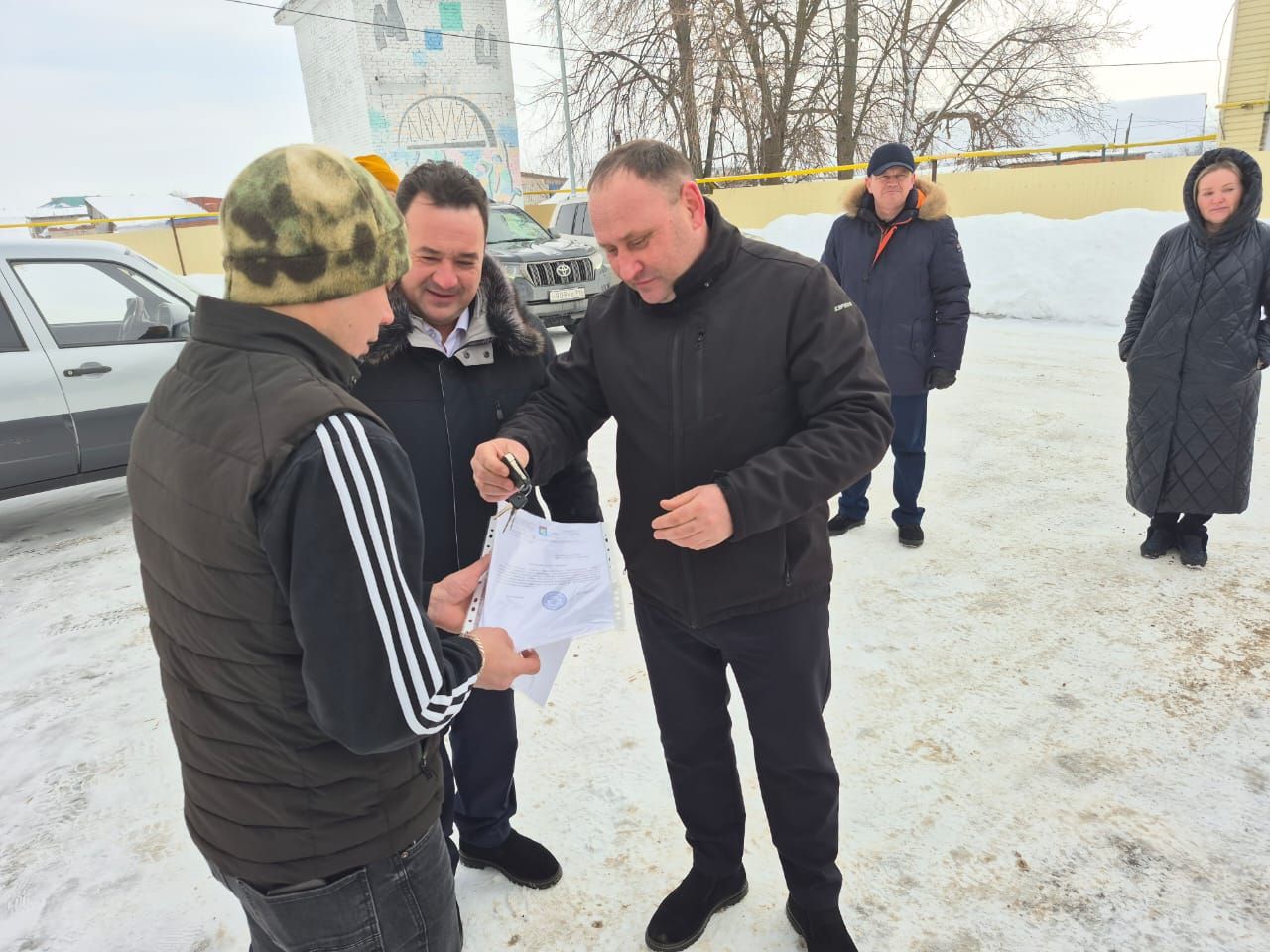Благородные мужчины из Мензелинска отправили на фронт машину