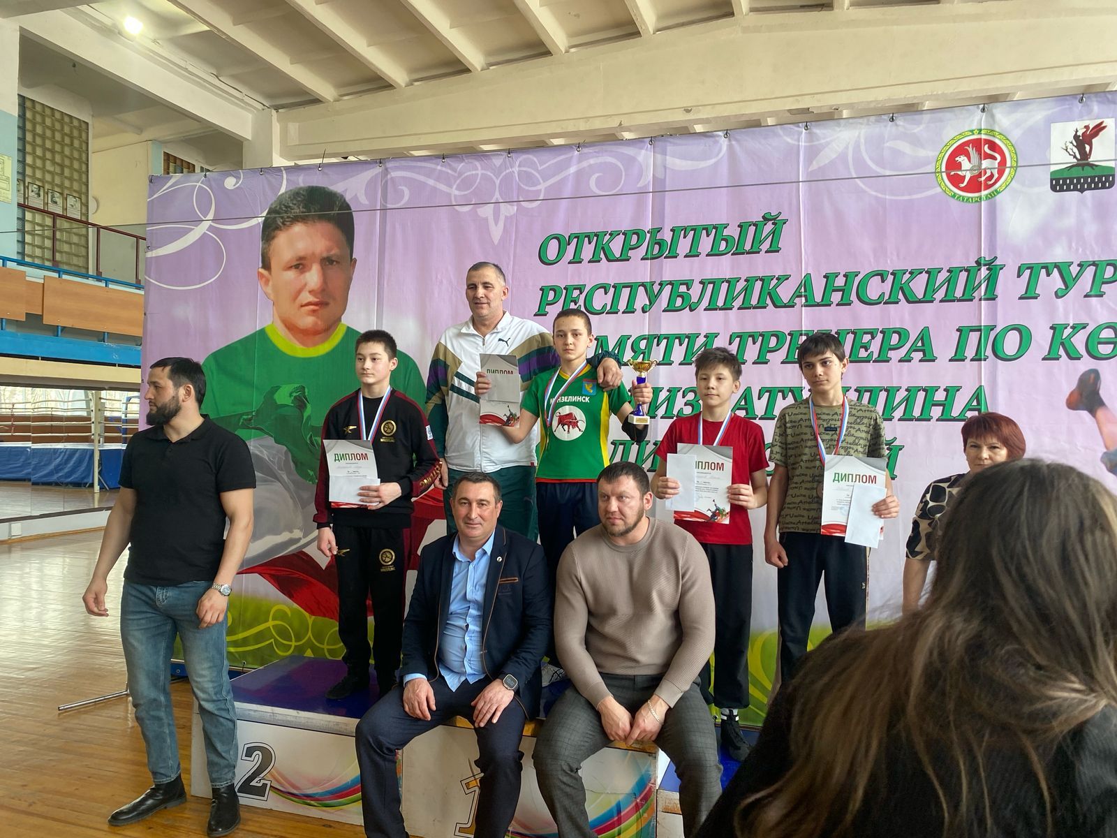 Мензелинские борцы показали свои силы в Елабуге