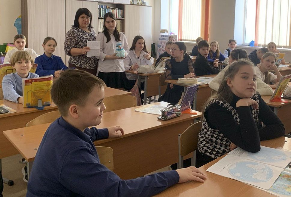 Ученица средней школы №2  написала письма бойцам и получила неожиданный подарок