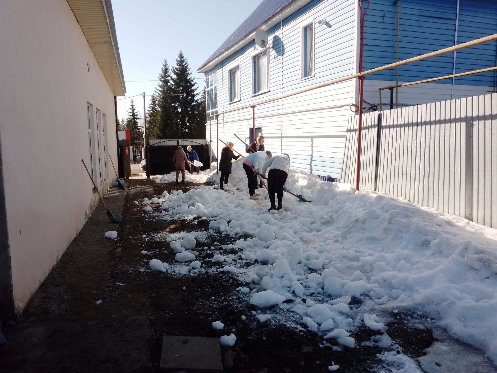 В Мензелинске проходит общегородской субботник