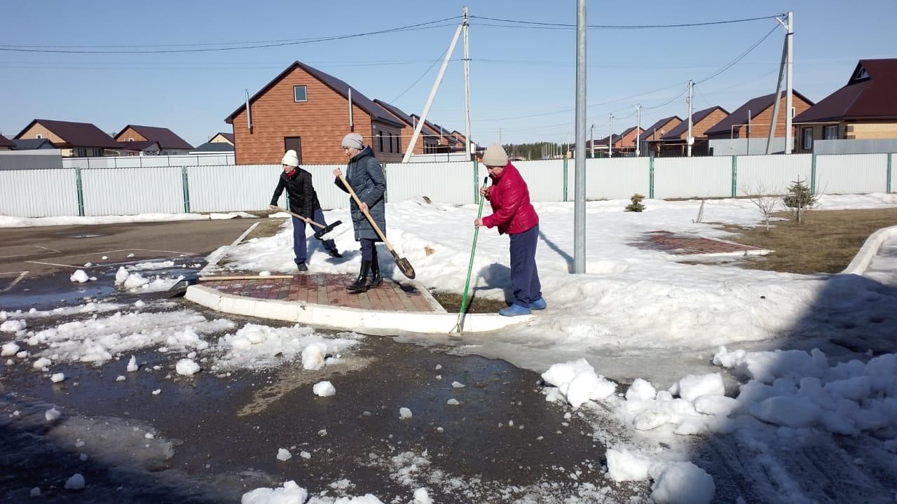 В Мензелинске проходит общегородской субботник